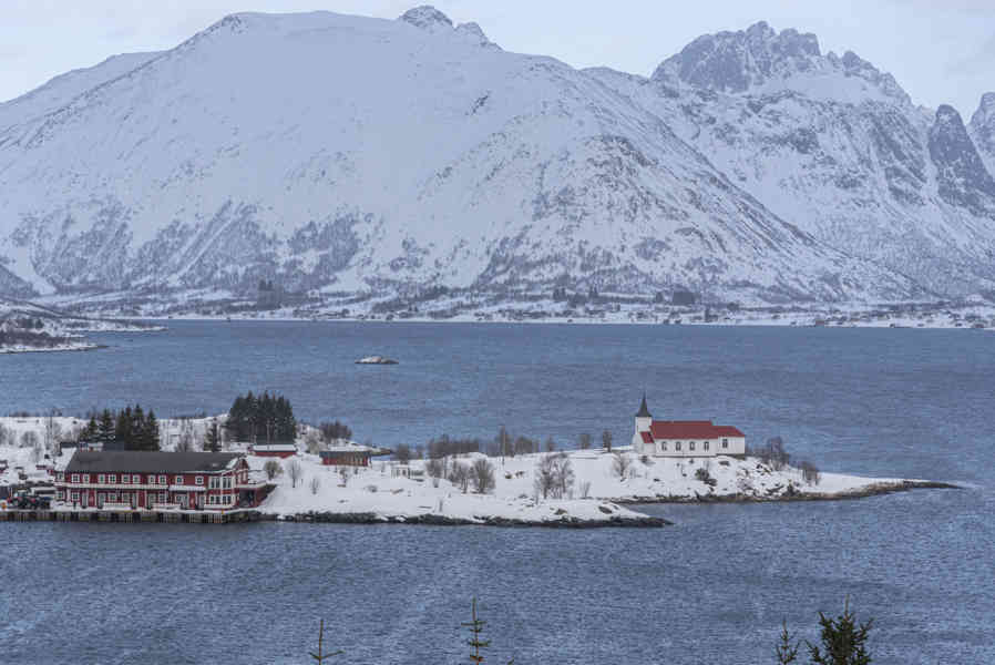 Noruega - islas Lofoten 204 - Vestpollen - Austnesfjorden - iglesia de Sildpollnes.jpg